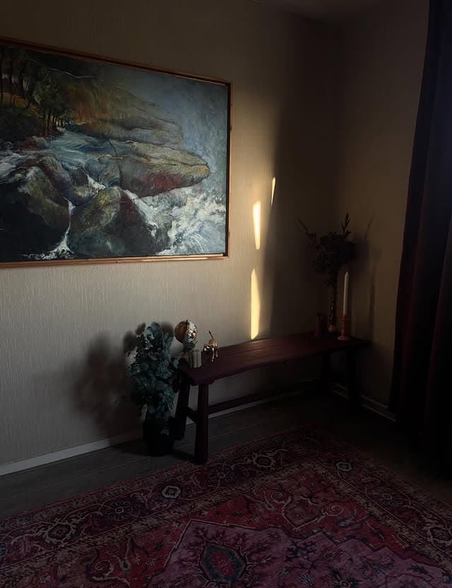 Sfeervolle kamer met kunstwerk